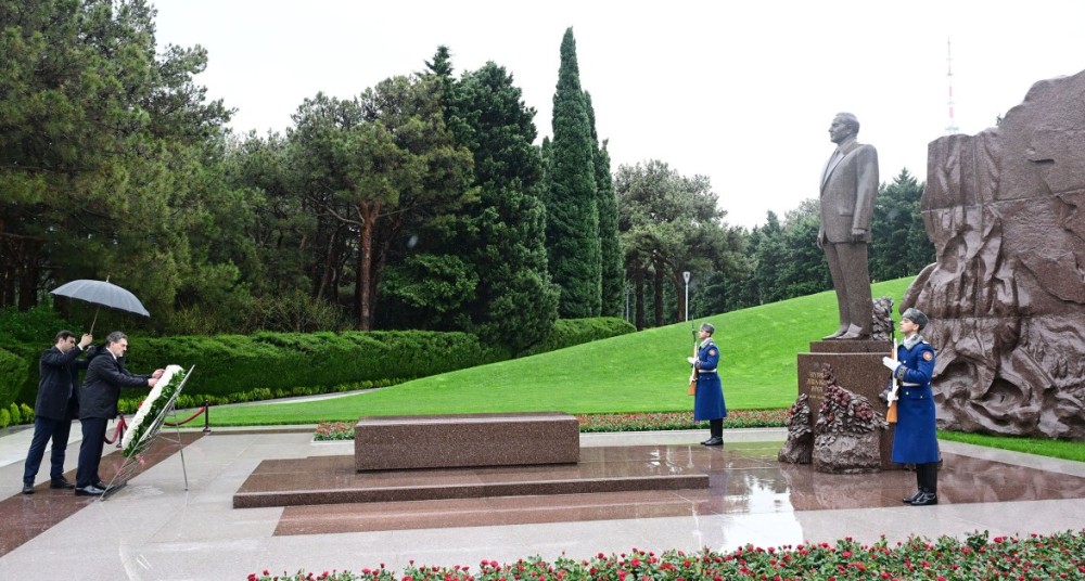 Mixeil Kavelaşvili Heydər Əliyevin məzarını və Şəhidlər xiyabanını ziyarət etdi - FOTOLAR