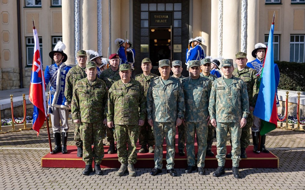 Baş Qərargah rəisi Slovakiyaya getdi- FOTOLAR