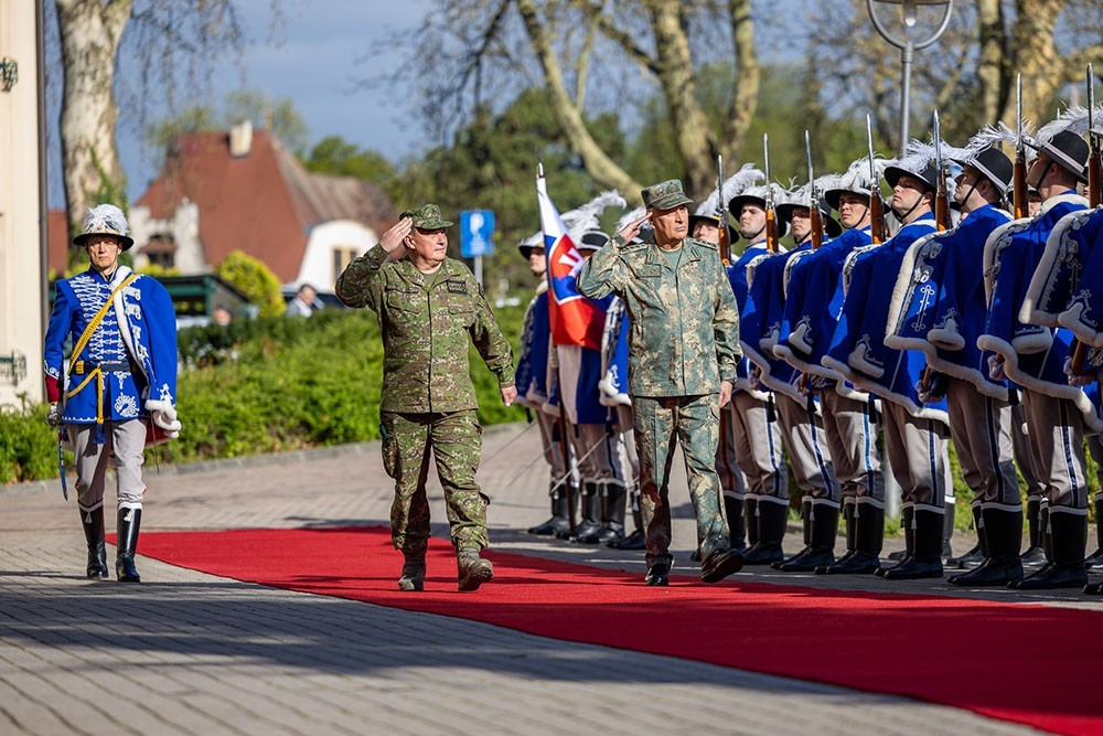 Baş Qərargah rəisi Slovakiyaya getdi- FOTOLAR