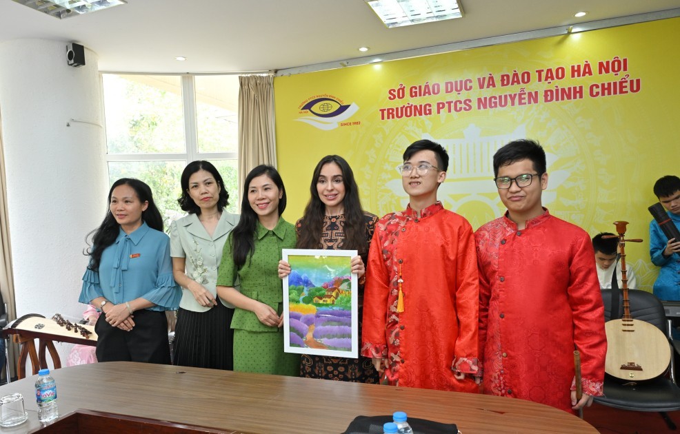 Leyla Əliyeva Hanoyda məktəbdə olub - FOTOLAR