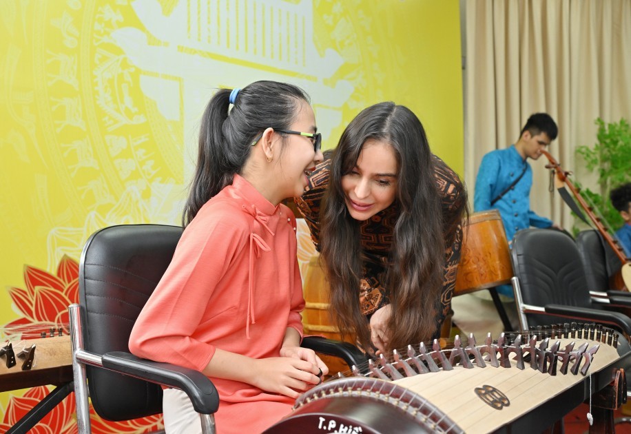 Leyla Əliyeva Hanoyda məktəbdə olub - FOTOLAR