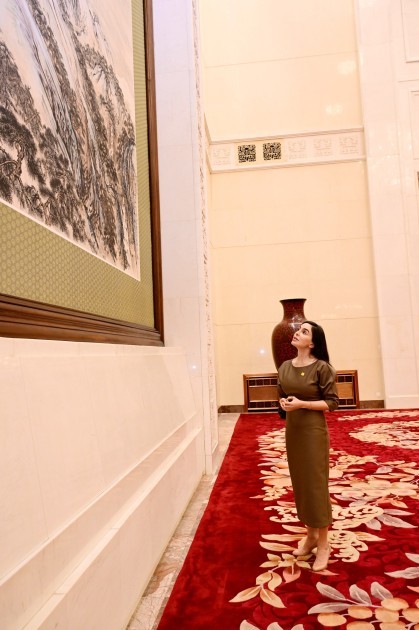 Mehriban Əliyeva qızı və nəvələri ilə birlikdə Pekin Böyük Xalq Sarayında - FOTOLAR