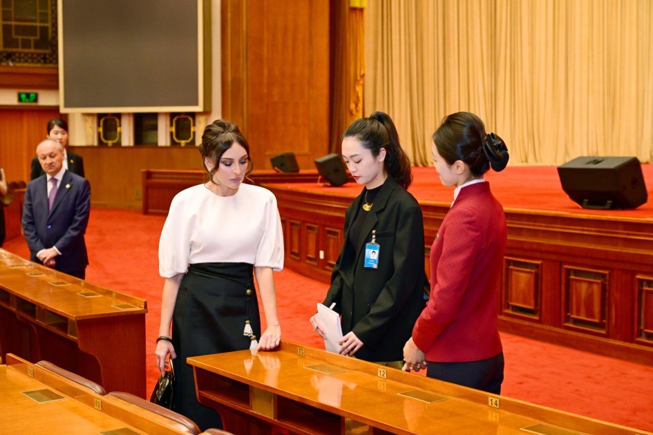 Mehriban Əliyeva qızı və nəvələri ilə birlikdə Pekin Böyük Xalq Sarayında - FOTOLAR