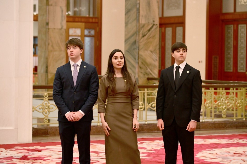 Mehriban Əliyeva qızı və nəvələri ilə birlikdə Pekin Böyük Xalq Sarayında - FOTOLAR