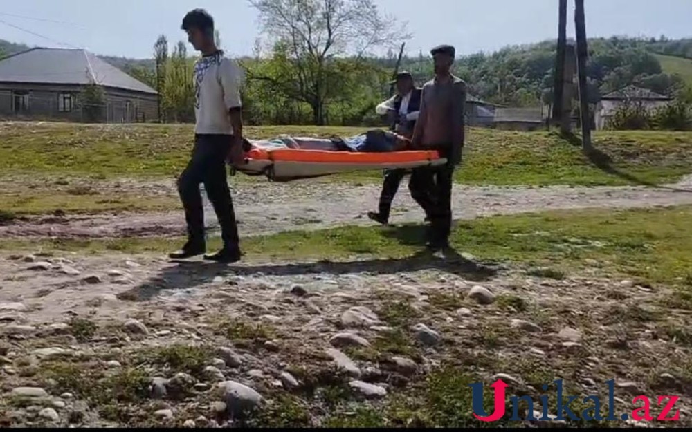 Qubada xəstəni kilometrlərlə xərəkdə daşıdılar- FOTO