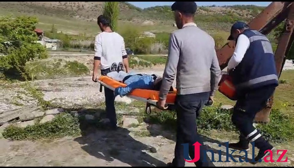 Qubada xəstəni kilometrlərlə xərəkdə daşıdılar- FOTO