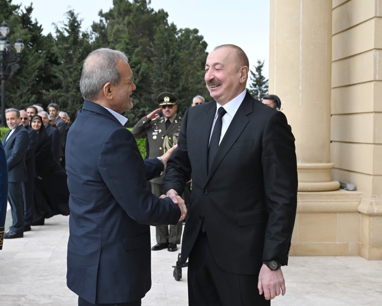 İlham Əliyev Pezeşkianı qarşıladı -FOTOLAR