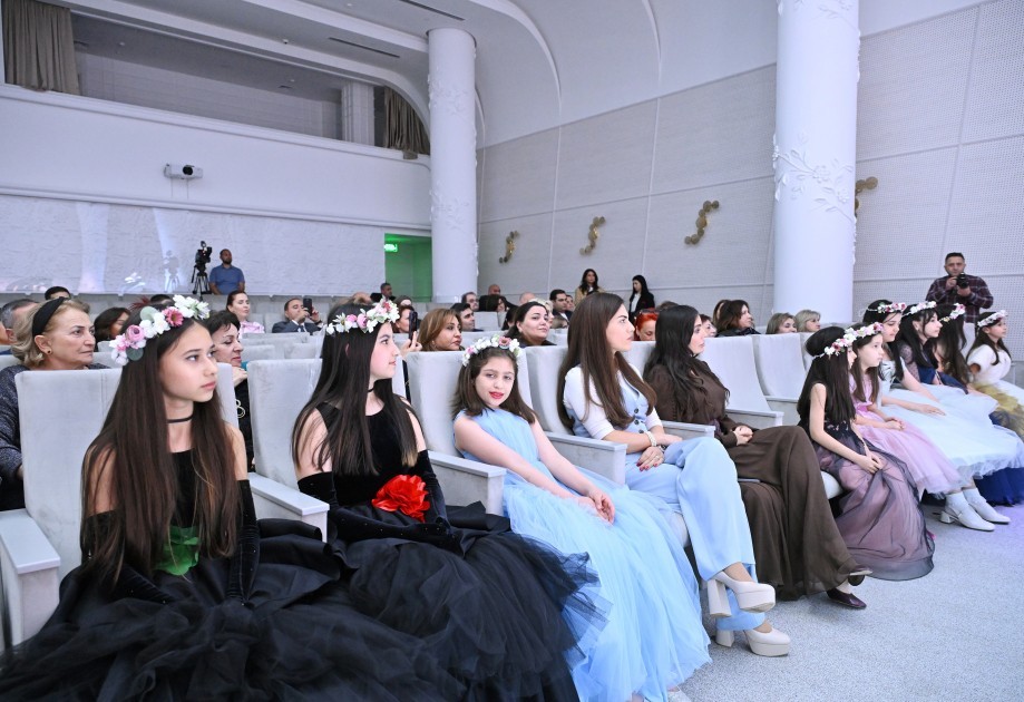 Leyla Əliyeva şeirlərinə bəstələnmiş mahnıları dinlədi -FOTOLAR