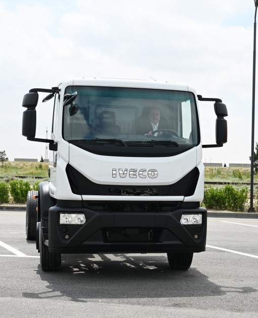 İlham Əliyev xüsusi təyinatlı avtomobili sürdü- FOTO