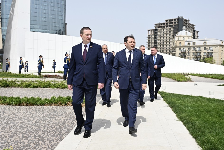 Belarusun Baş naziri Zəfər parkında -FOTOLAR