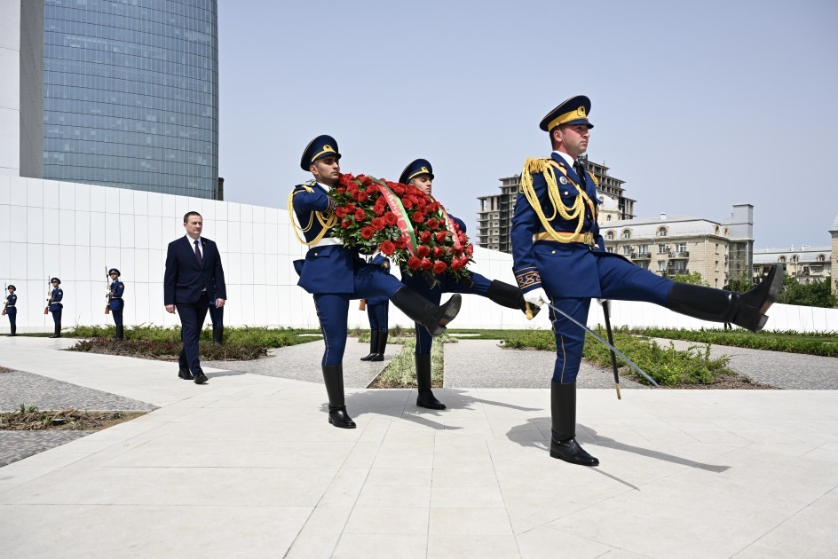 Belarusun Baş naziri Zəfər parkında -FOTOLAR