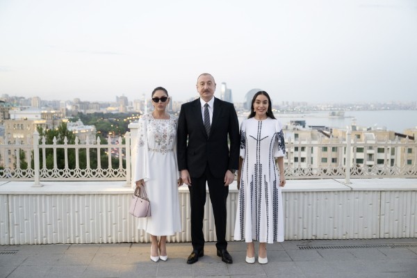 Prezident və ailə üzvləri Vyetnam rəsm sərgisində -FOTOLAR