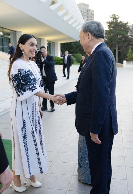 Prezident və ailə üzvləri Vyetnam rəsm sərgisində -FOTOLAR