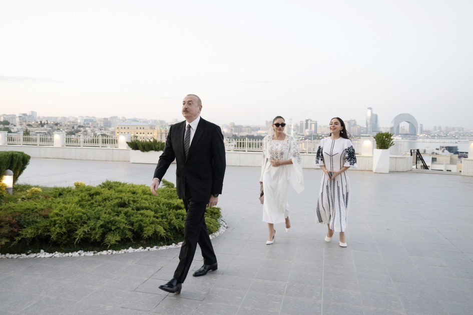 Prezident və ailə üzvləri Vyetnam rəsm sərgisində -FOTOLAR