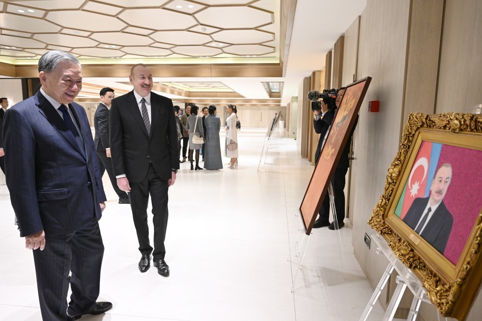 Prezident və ailə üzvləri Vyetnam rəsm sərgisində -FOTOLAR