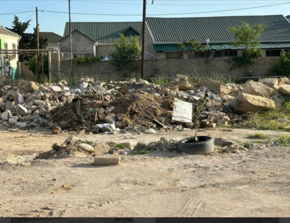 Dəmiryol stansiyasında özbaşınalıq və antisanitariya: Obyektlərdən qeyri-qanuni haqq alınır -REPORTAJ