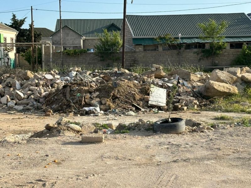 Dəmiryol stansiyasında özbaşınalıq və antisanitariya: Obyektlərdən qeyri-qanuni haqq alınır -REPORTAJ