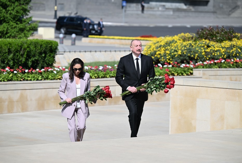 İlham Əliyev və Mehriban Əliyeva faşizmlə mübarizədə həlak olanların xatirəsini anıblar/ YENİLƏNİB +FOTO