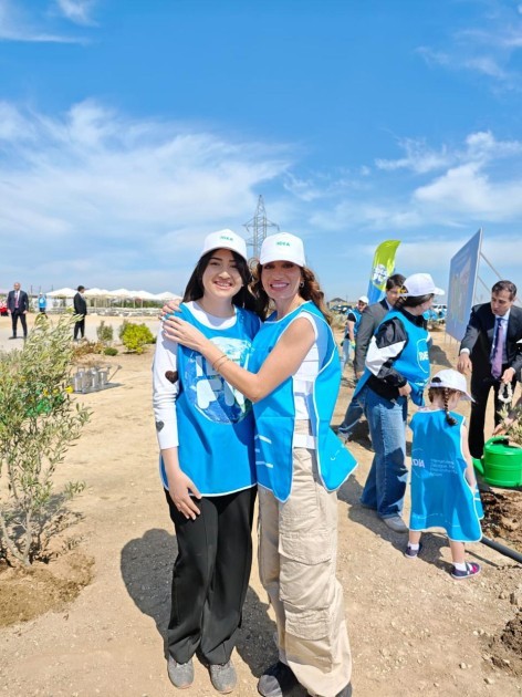 Leyla və Arzu Əliyevaların iştirakı ilə ağacəkmə aksiyası keçirilib -FOTOLAR