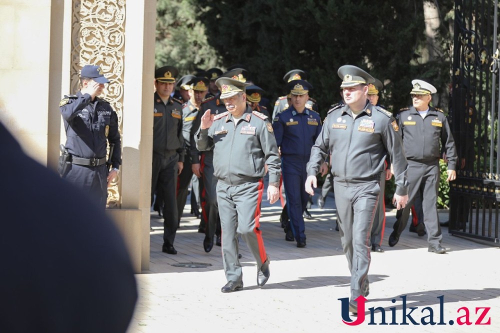 Dövlət rəsmiləri Heydər Əliyevin məzarını ziyarət edirlər -FOTOLAR (YENİLƏNİR)