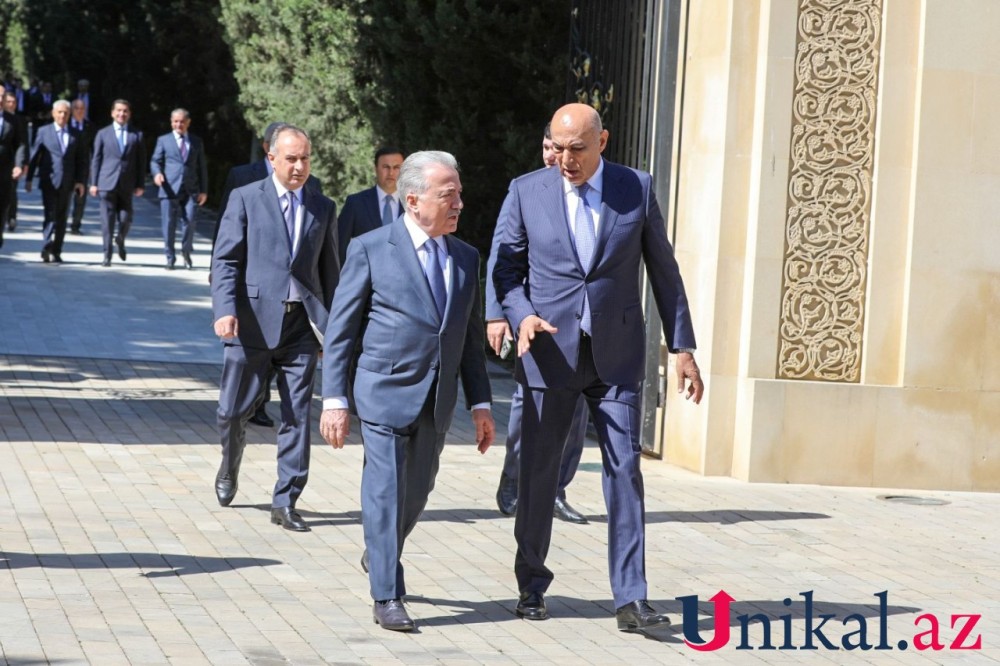 Dövlət rəsmiləri Heydər Əliyevin məzarını ziyarət edirlər -FOTOLAR (YENİLƏNİR)