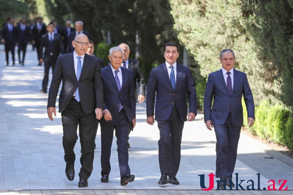 Dövlət rəsmiləri Heydər Əliyevin məzarını ziyarət edirlər -FOTOLAR (YENİLƏNİR)