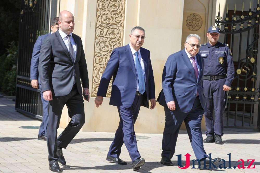 Dövlət rəsmiləri Heydər Əliyevin məzarını ziyarət edirlər -FOTOLAR (YENİLƏNİR)