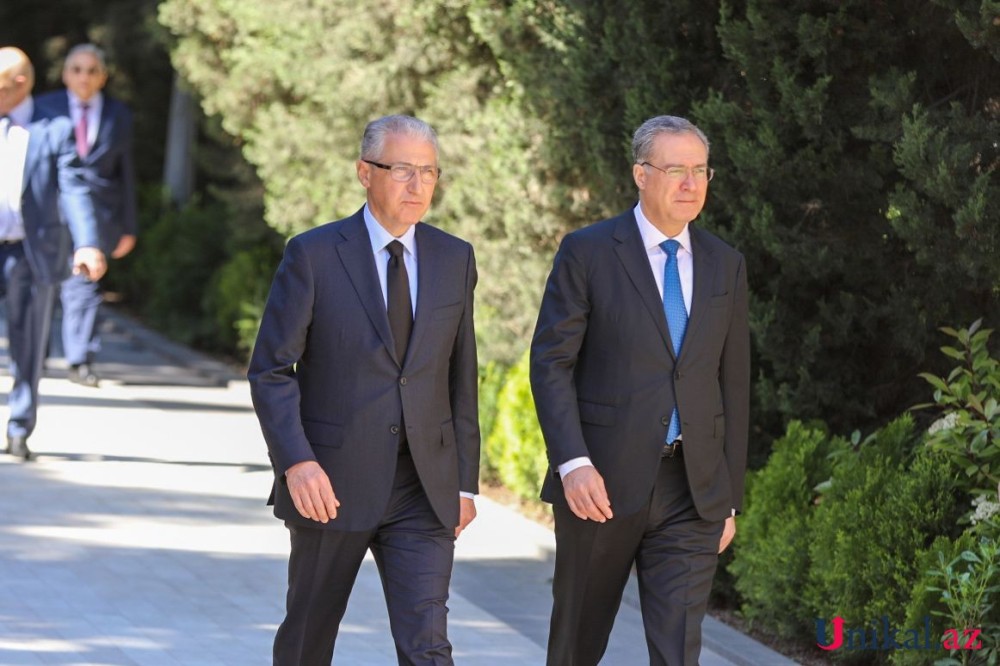 Dövlət rəsmiləri Heydər Əliyevin məzarını ziyarət edirlər -FOTOLAR (YENİLƏNİR)