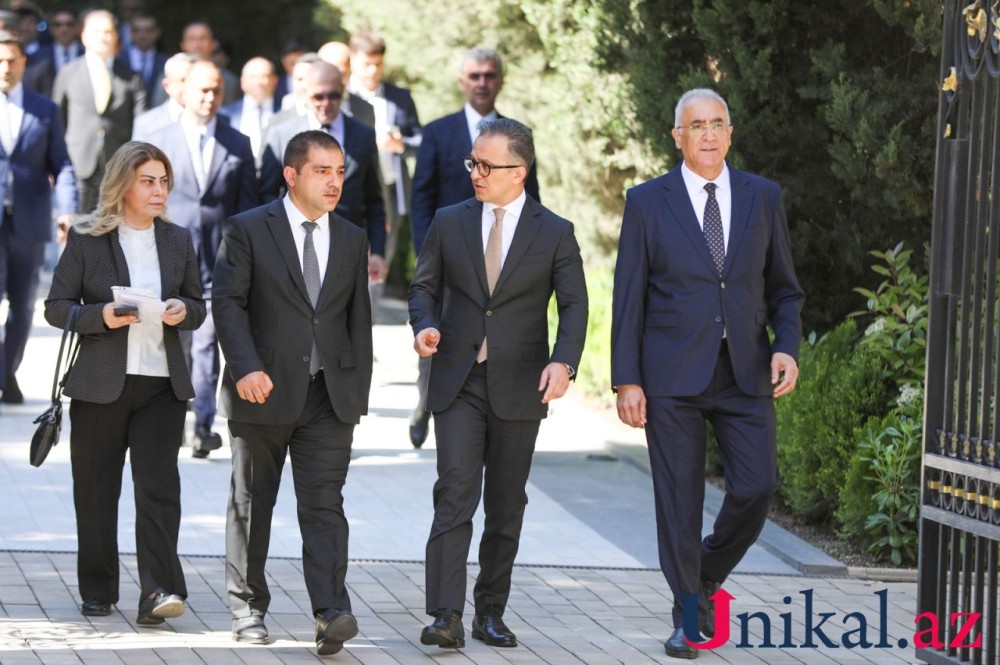 Dövlət rəsmiləri Heydər Əliyevin məzarını ziyarət edirlər -FOTOLAR (YENİLƏNİR)