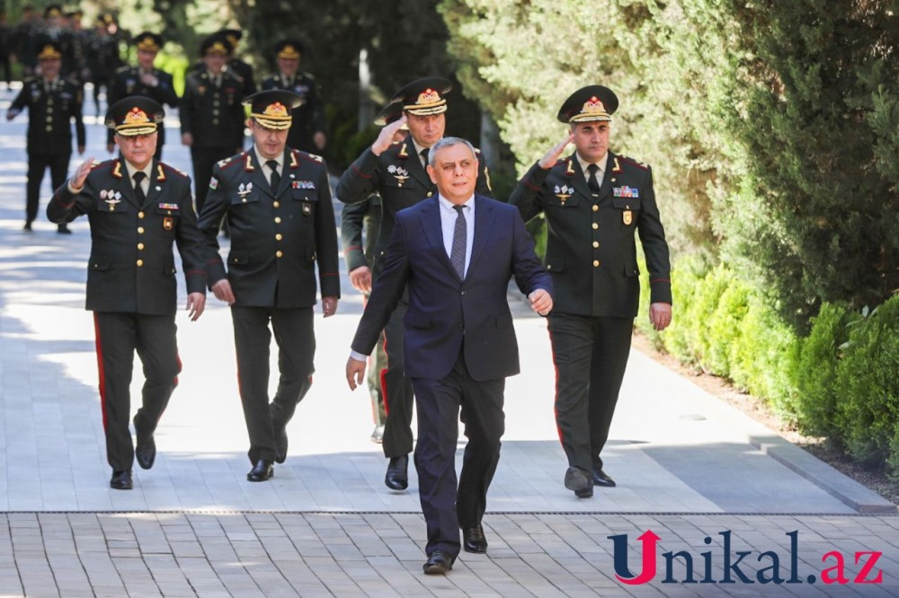 Dövlət rəsmiləri Heydər Əliyevin məzarını ziyarət edirlər -FOTOLAR (YENİLƏNİR)