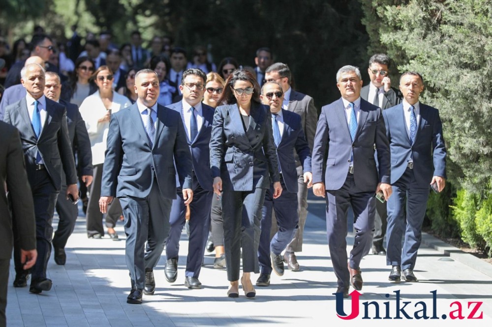 Dövlət rəsmiləri Heydər Əliyevin məzarını ziyarət edirlər -FOTOLAR (YENİLƏNİR)