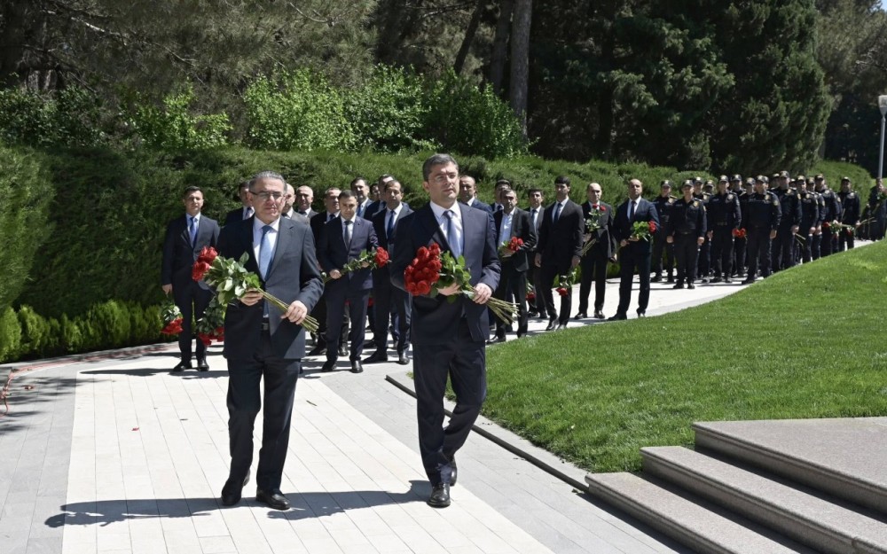 MEDİA-nın kollektivi Heydər Əliyevin məzarını ziyarət edib -FOTOLAR