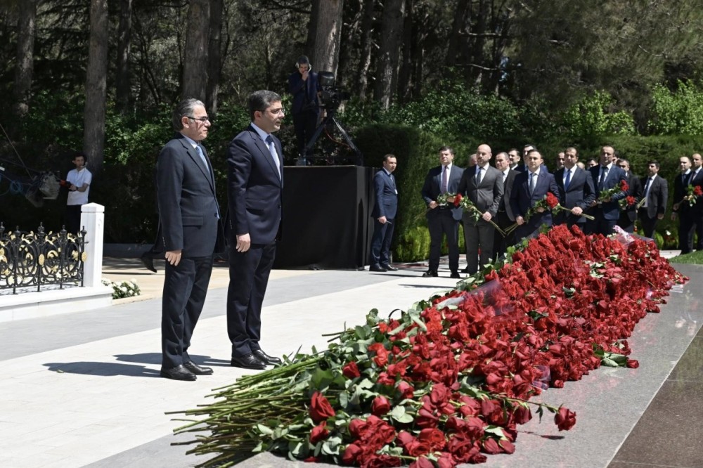 MEDİA-nın kollektivi Heydər Əliyevin məzarını ziyarət edib -FOTOLAR