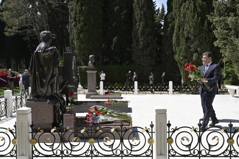 MEDİA-nın kollektivi Heydər Əliyevin məzarını ziyarət edib -FOTOLAR