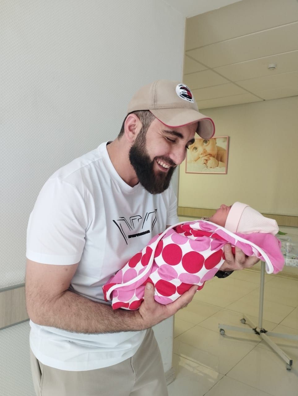 Müharibə zamanı videosu ilə insanları güldürən qazimiz ata oldu -FOTO