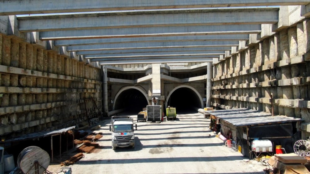 İlham Əliyev Muğanlı-İsmayıllı-Qəbələ yolundakı işlərlə tanış oldu -FOTOLAR