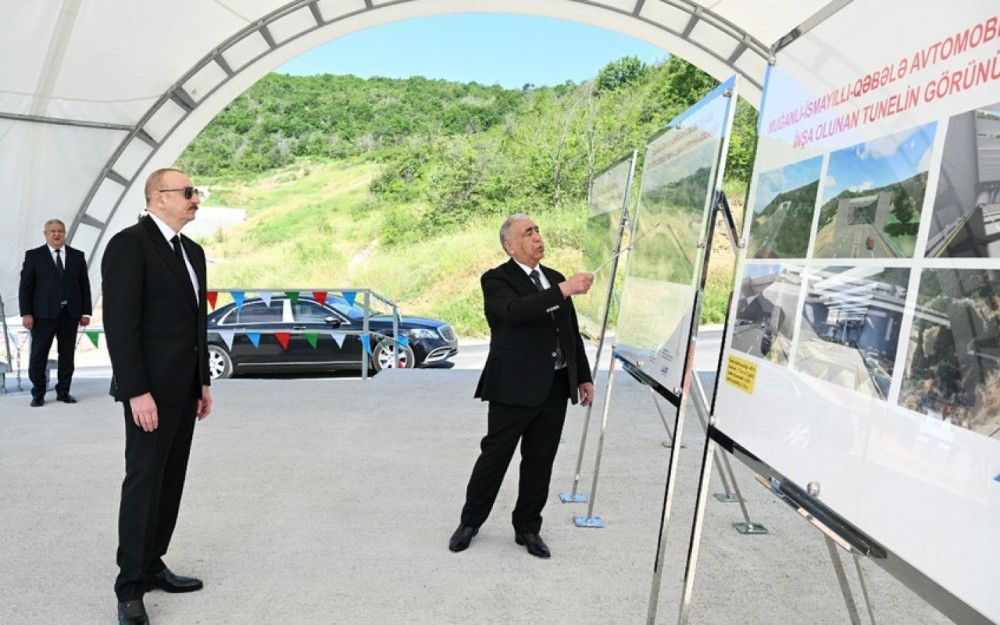 İlham Əliyev Muğanlı-İsmayıllı-Qəbələ yolundakı işlərlə tanış oldu -FOTOLAR