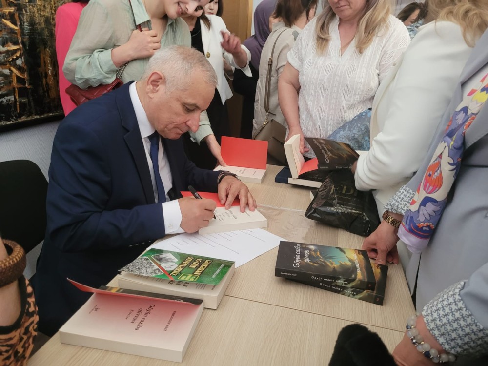 Bahəddin Həzinin “Göyün cazibə qüvvəsi” kitabının təqdimatı olub- FOTOLAR