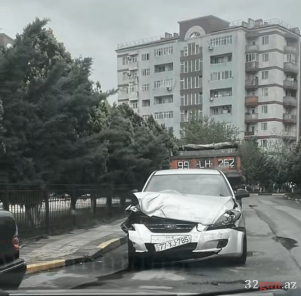 "Kia Ceed" qəzaya uğrayıb – Avtomobil yararsız hala düşüb- FOTO
