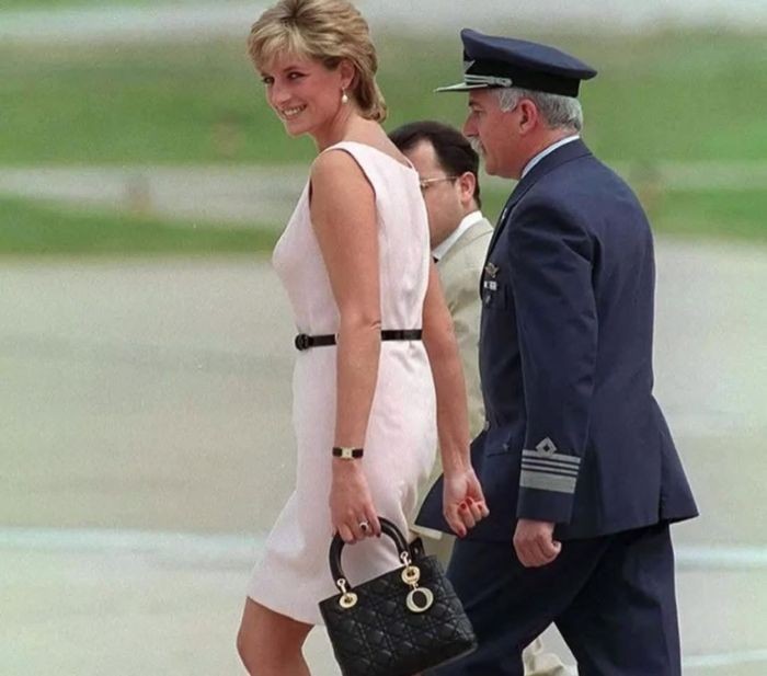 Şahzadənin ikonik çantası bu qiymətə hərraca çıxarıldı- FOTOLAR