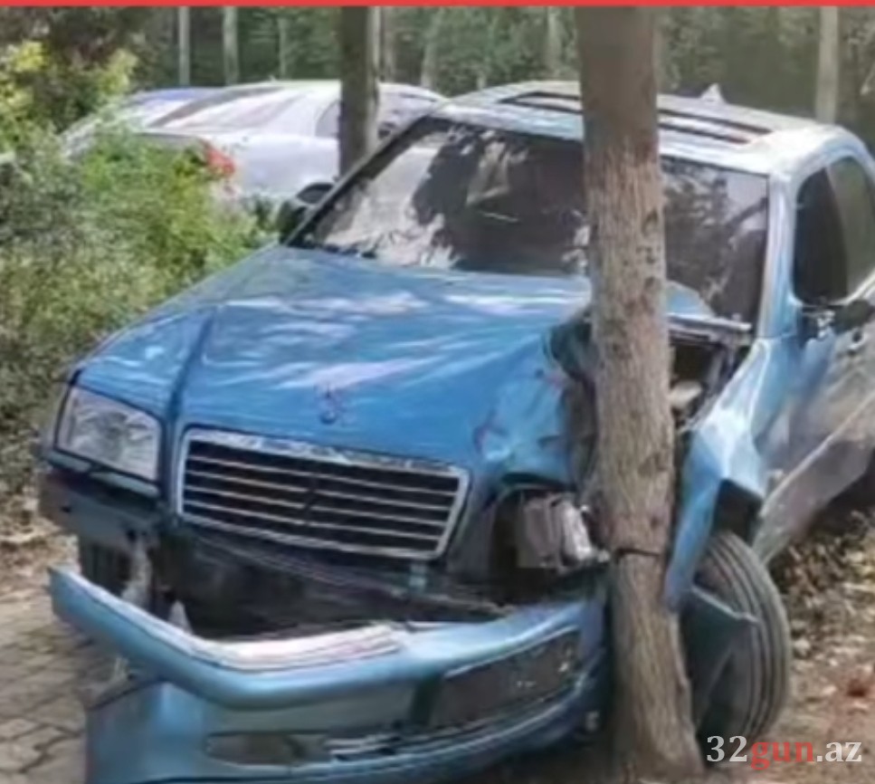 Kür qırağında qəza - "Mercedes" ağaca çırpılıb- FOTO