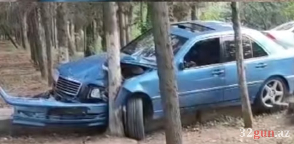 Kür qırağında qəza - "Mercedes" ağaca çırpılıb- FOTO