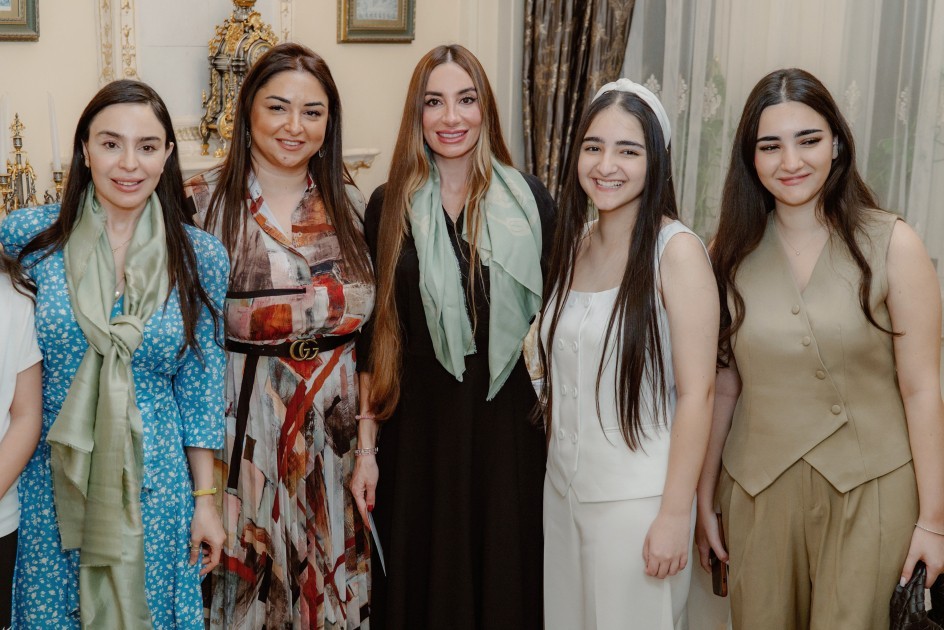 Leyla və Arzu Əliyevalar “Zeynəbin sehrli dünyası” adlı sərginin açılışında - FOTOLAR