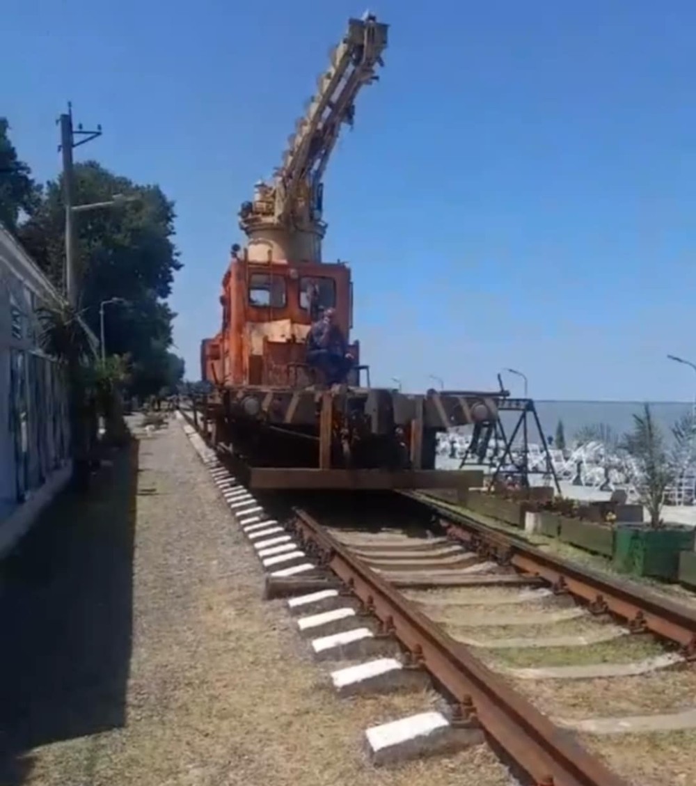 Lənkəranda dəmir yolu xəttin bir addımlığında restorana kim icazə verib?-Video