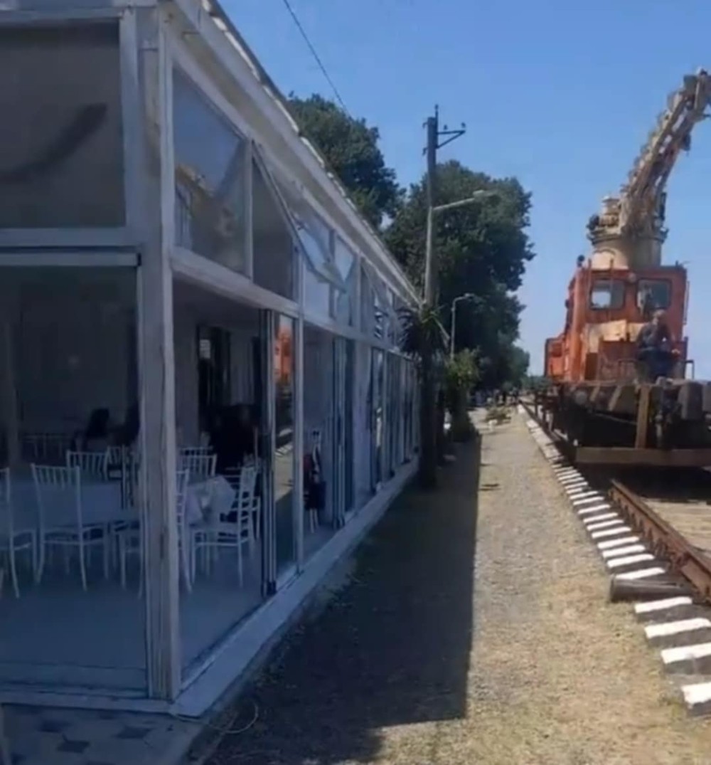 Lənkəranda dəmir yolu xəttin bir addımlığında restorana kim icazə verib?-Video