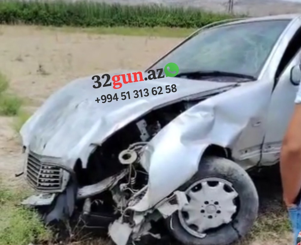 Göyçayda "Mercedes"   qəzaya uğrayıb