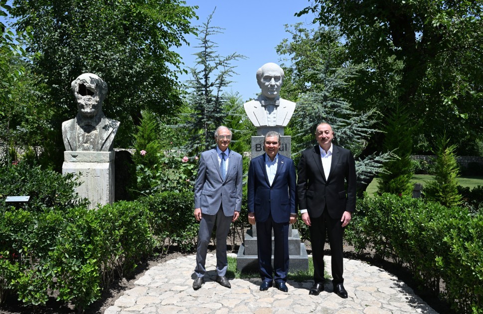 Liderlər Bülbülün ev-muzeyində -FOTOLAR