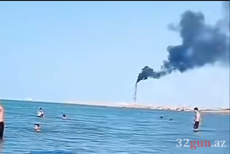 Çimərlikdə  havaya buraxılan qara tüstü –Sumqayıtda EKOTƏHLÜLƏ /FOTOLAR