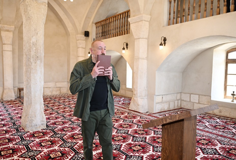 Prezident Qiyaslı kəndindəki məscidin binasının açılışında -FOTOLAR