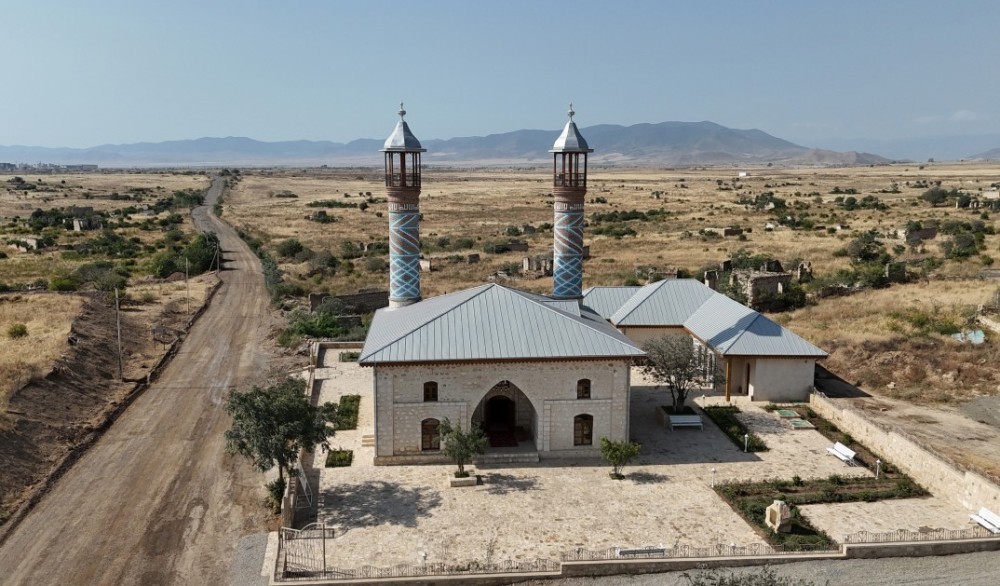 Prezident Qiyaslı kəndindəki məscidin binasının açılışında -FOTOLAR